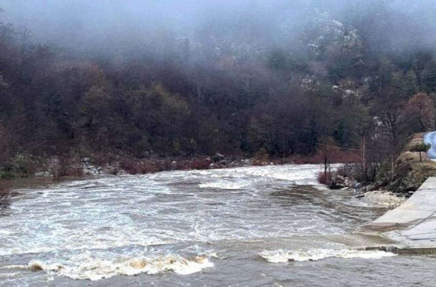  Река Арда заля багер, едва спасиха бедстващите работници