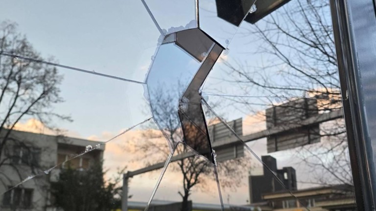  България остро осъди нападение над посолството ни в Скопие