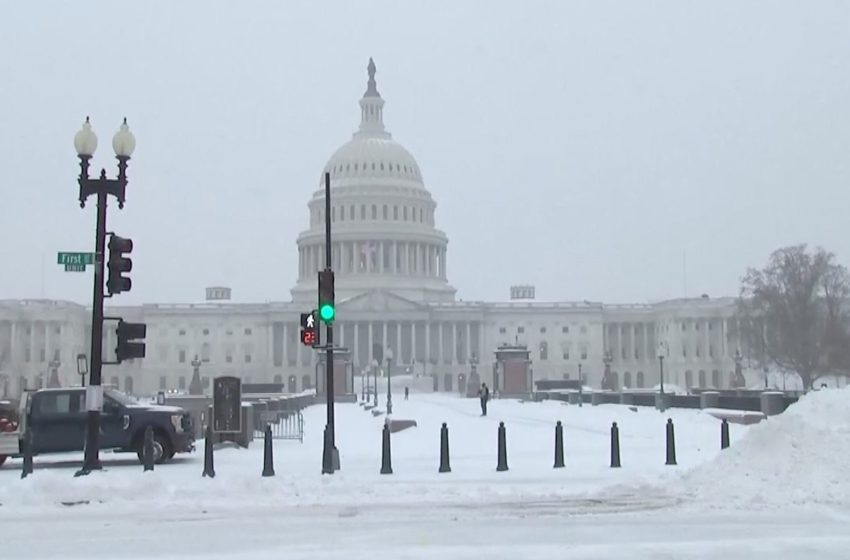  В САЩ е страшно! Над 800 хиляди души са без ток, а над 10 хиляди полета бяха отменени заради зимната буря