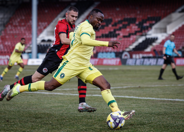  Лудогорец обърна Локо (София) след три гола след почивката в калта на стадиона в Надежда