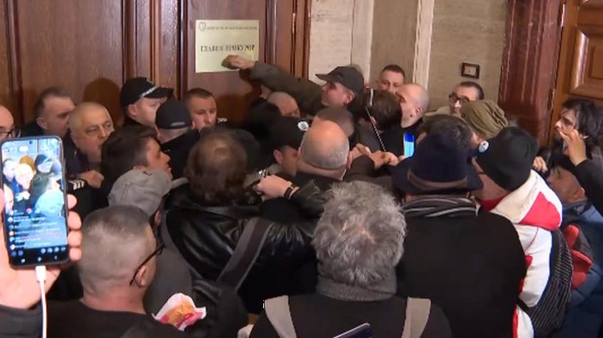  Държавата се тресе! Задава ли се Майдан у нас, но по украинския сценарий?