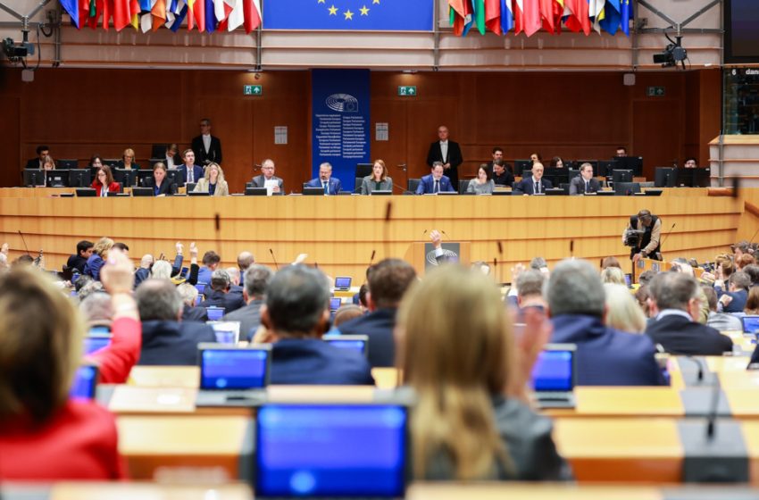  Евродепутати с критики към Орбан и Фицо