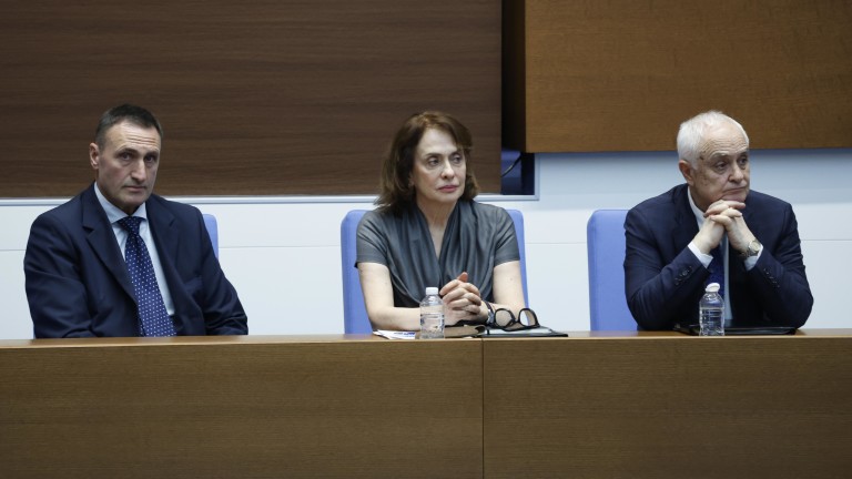  Депутатите искат МВР да доведе Гюров насила при тях, вместо да цъка футбол с Бербатов