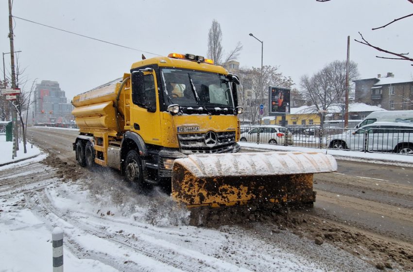  АПИ: 405 машини са на терен и обработват пътните настилки