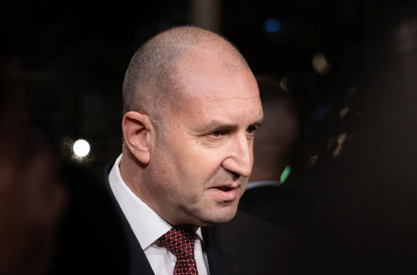  Румен Радев ще посети днес Карнобат и Бургас