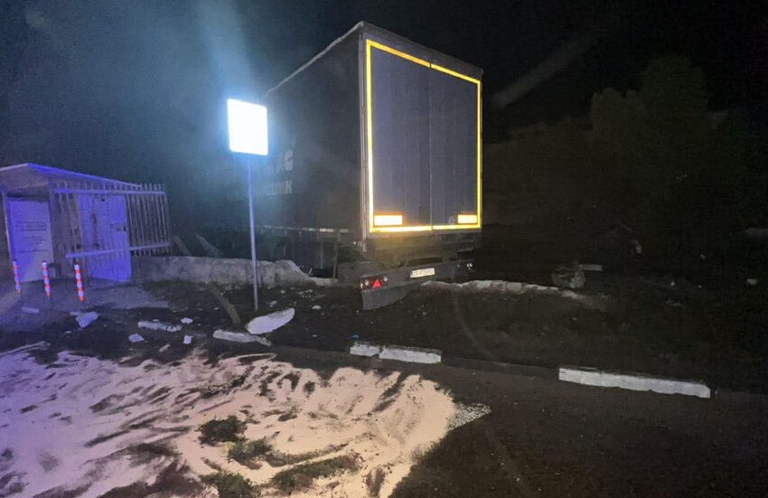  Ненормално! Пиян шофьор помете ограда на предприятие в Каспичан