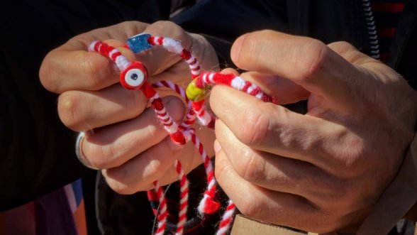  Първи мартеници в евро: Какви са цените?