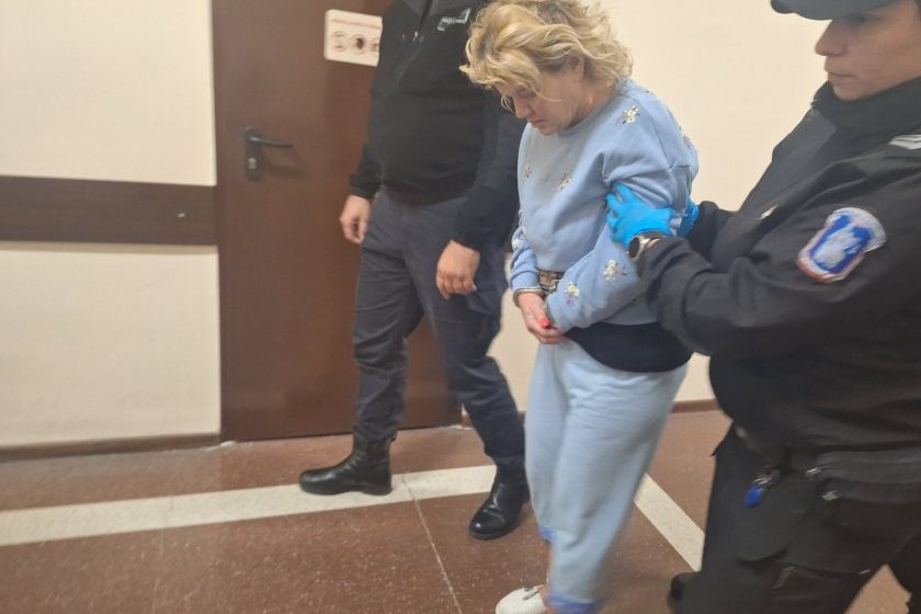  Вкарват в психиатрия за месец жената, която намушка 4 души във Варна