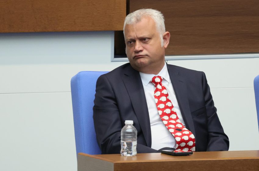 Емил Дечев след оставката на Кандев: Трябва му малко време, преди да говори повече